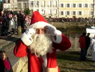 Le Père Noël arrive à Vannes (56)
