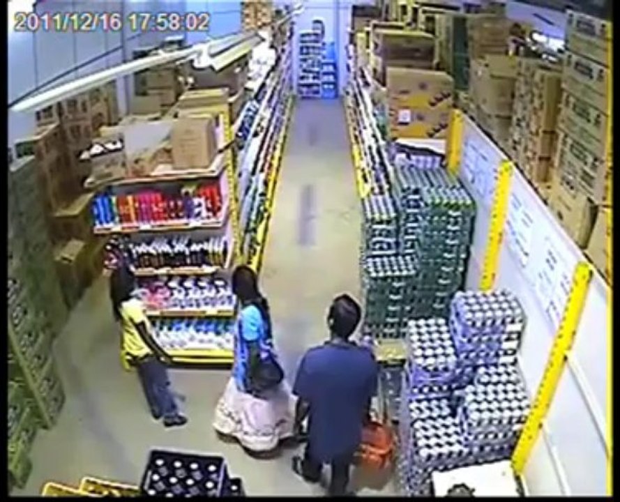 Insolite. Elle cache une caisse de 24 canettes de bières sous sa robe