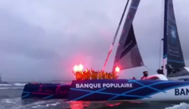 Trophée Jules-Verne. Banque Populaire V dans la rade