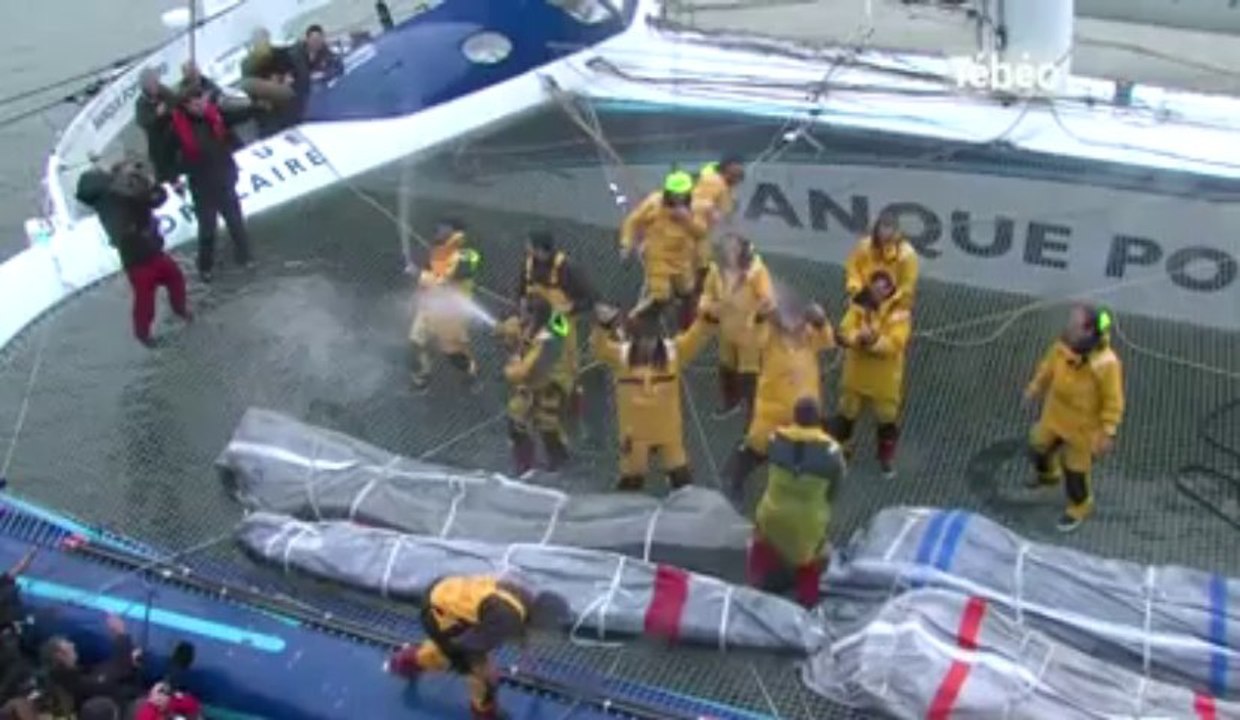 Trophée Jules-Verne. L'arrivée du maxi-trimaran à Brest et l'interview de Loïck Peyron