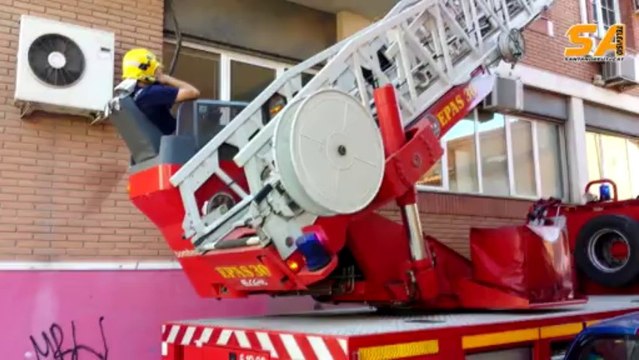 231013 Alarma per una olla al foc, bombers entren per la finestre