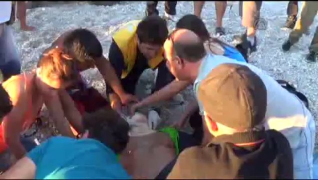 Paraşütçünün biri kayalıklara, diğeri denize düştü