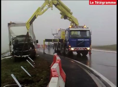 Saint-Caradec (22). L'opération de relevage d'un poids lourd couché sur la RN164