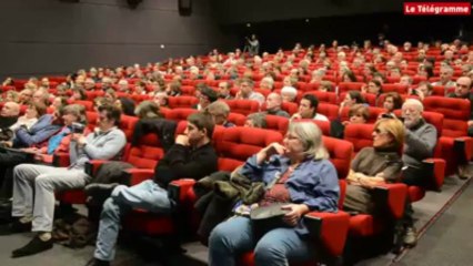 Bénodet (29). La bonne humeur de Sylvie Testud avec le public