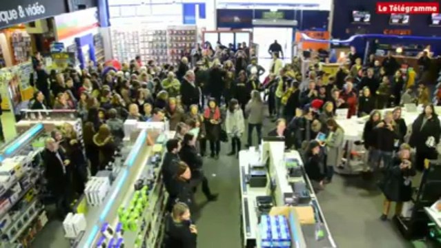 Quimper. Nikos Aliagas en dédicace