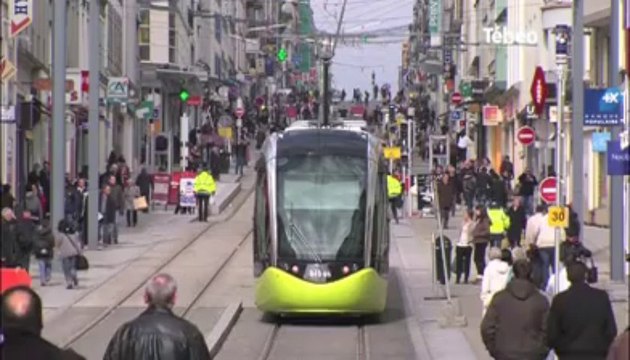 Brest. Passage symbolique du Tram sur la Penfeld