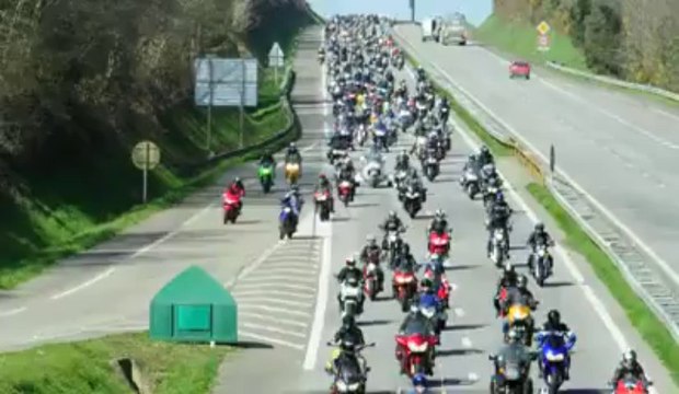 Motards en colère. Opération escargot sur les voies express bretonnes
