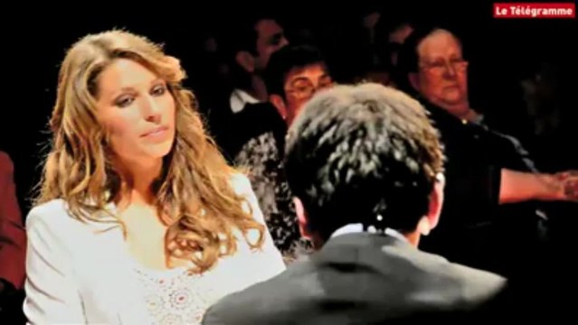 Laury Thilleman. Mon meilleur souvenir ? Surfer à Tahiti