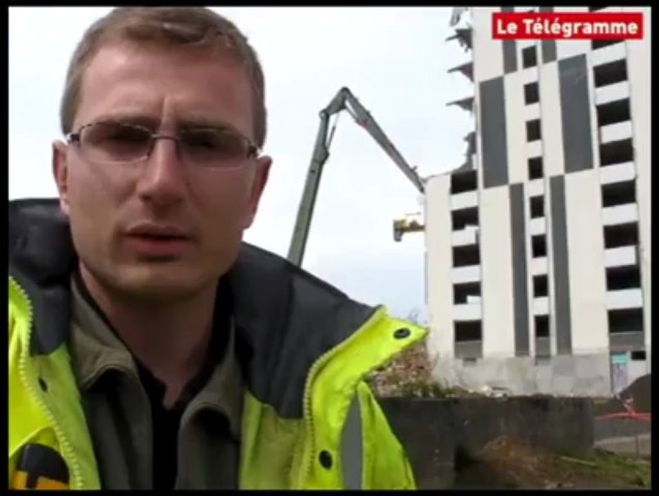 Saint-Brieuc. Spectaculaire démolition d'une tour de la Croix-Lambert