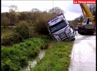 Tréflévénez (29). Le camion transportant des cochons sorti de l'eau
