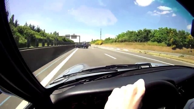 Une Porsche 993 évite un gros accident d'autoroute!