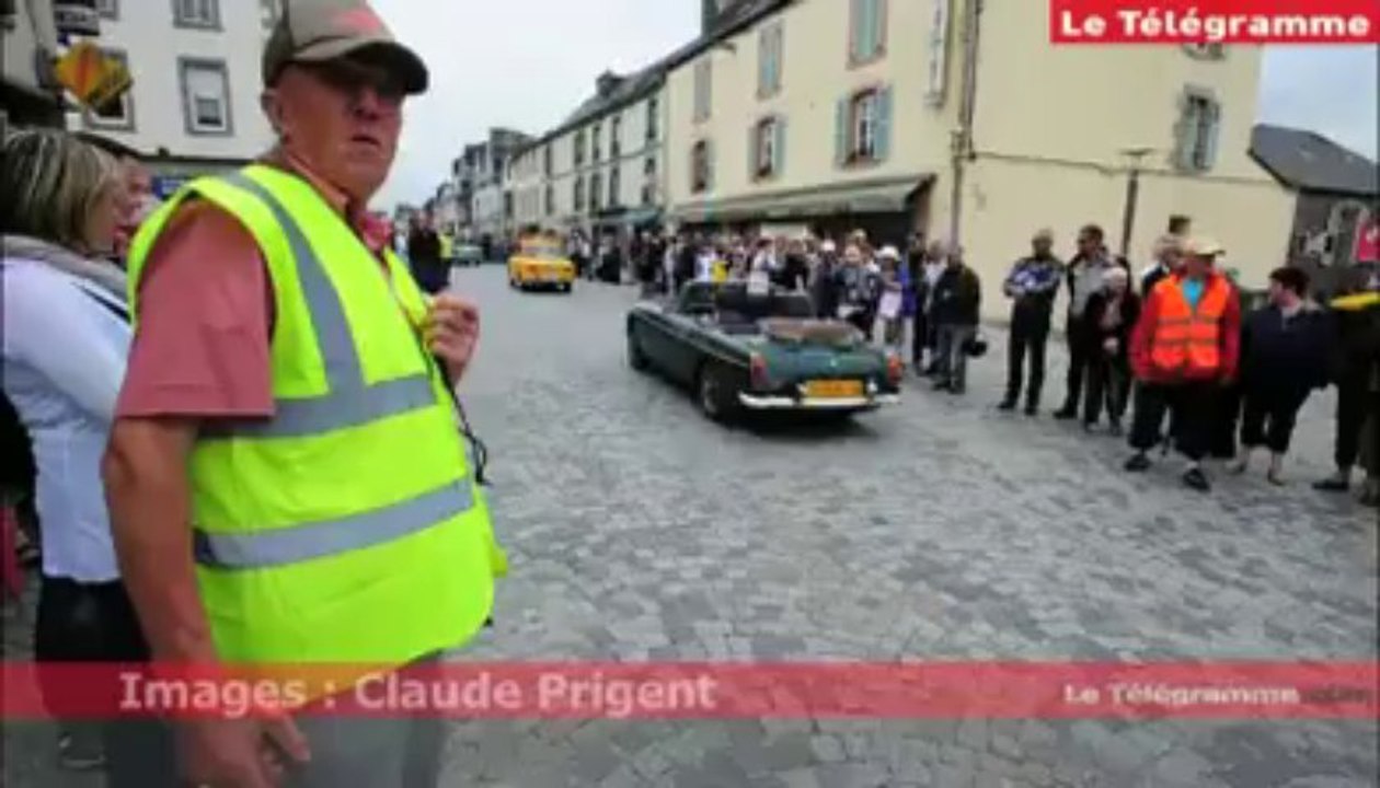 Carhaix. Départ en fanfare du tour de Bretagne des véhicules anciens