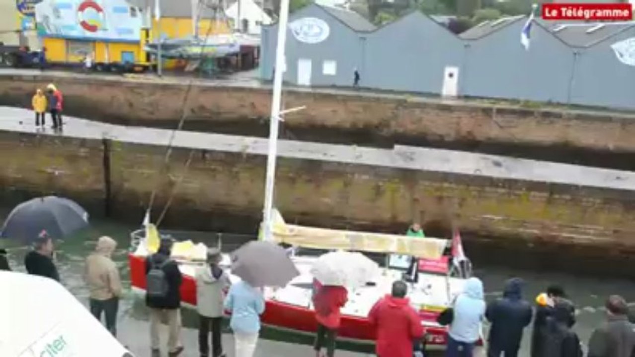 Solitaire du Figaro. Les bateaux franchissent les écluses