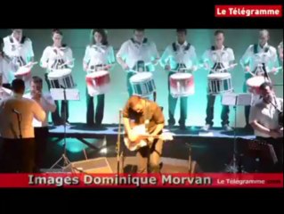 Carhaix. Vive ma liberté version Zebra & Bagad Karaez