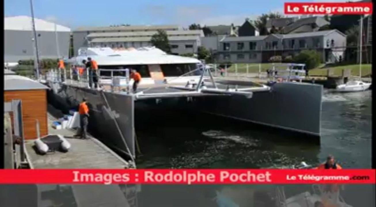 Concarneau (29). Mise à l'eau d'un catamaran exceptionnel