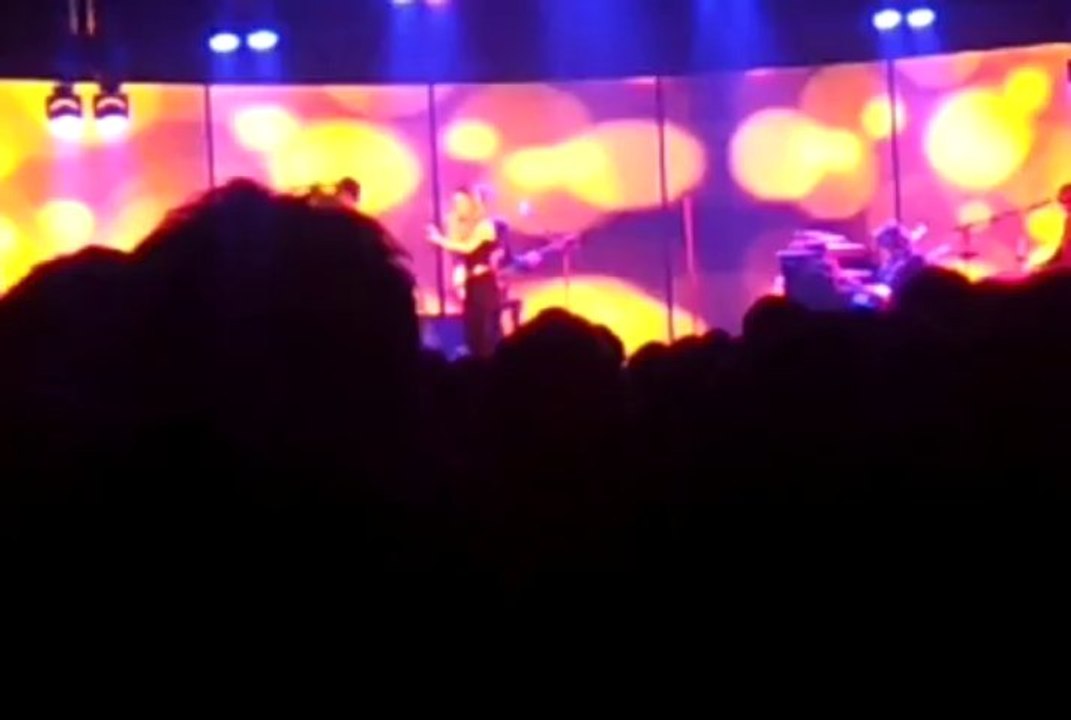 Vanessa Paradis chante Joe le taxi au Cub3