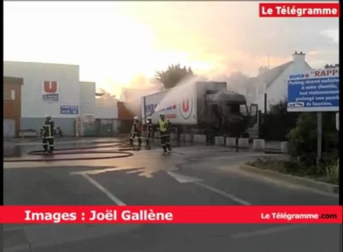 Quiberon (56). Incendie d'un poids lourd sur le parking du Super U