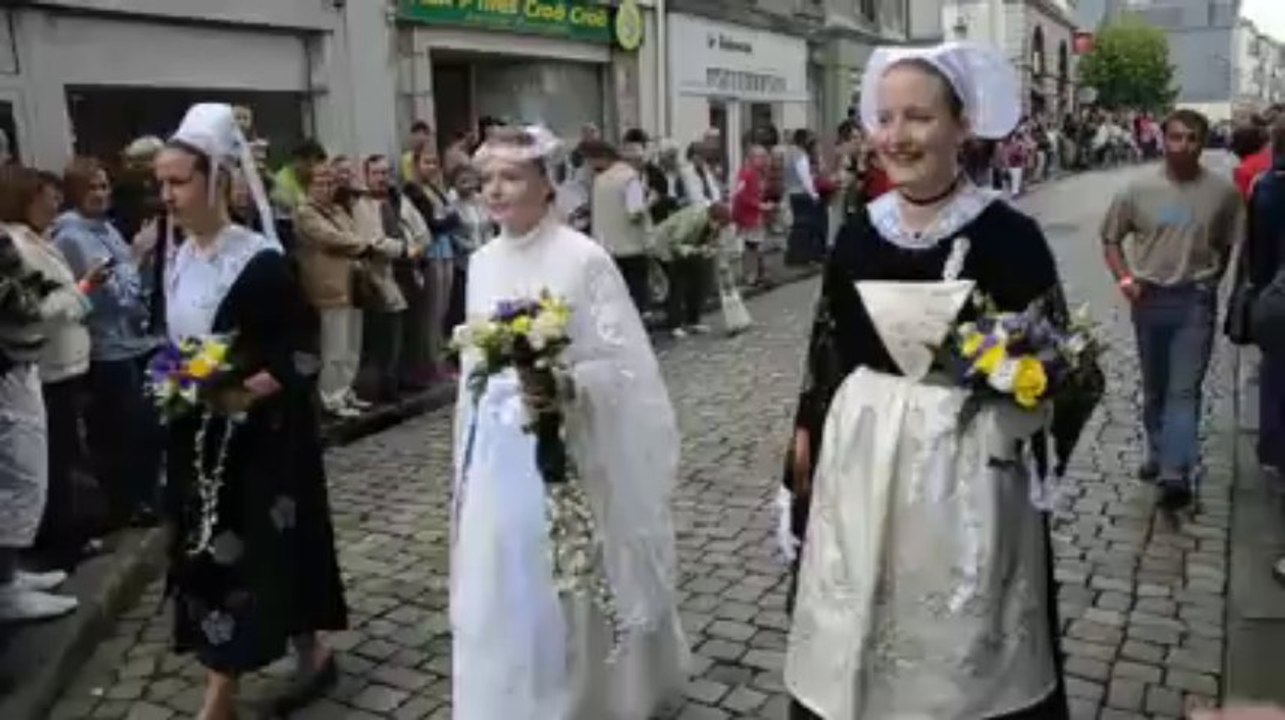 Quimper. La reine de Cornouaille défile avant de laisser sa couronne