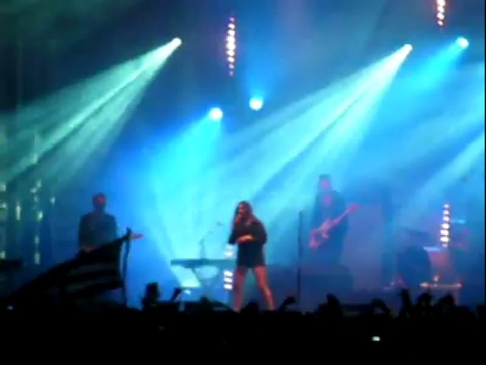 Malestroit (56). Les images du concert d'Izia au Pont du Rock