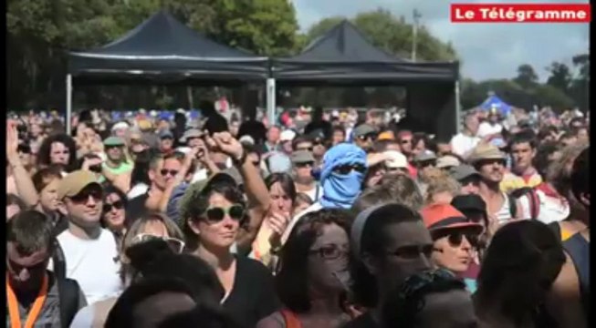 Bout du Monde. Aziz Sahamoui fait danser la prairie avec l'University of Gnawa