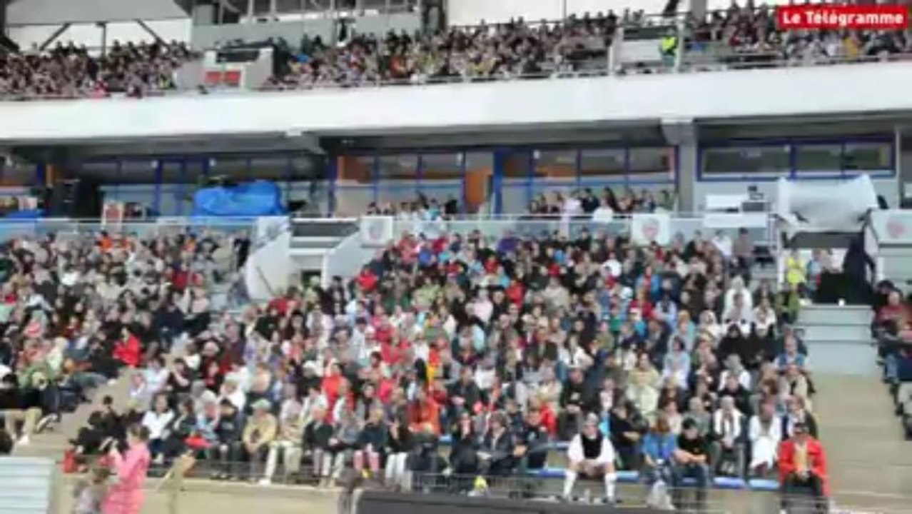 Festival Interceltique. Grande parade : danseurs et musiciens au stade