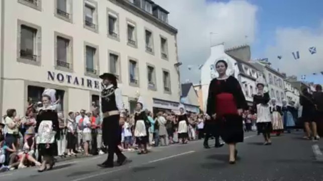 Concarneau. Filets bleus : foule et soleil pour le défilé