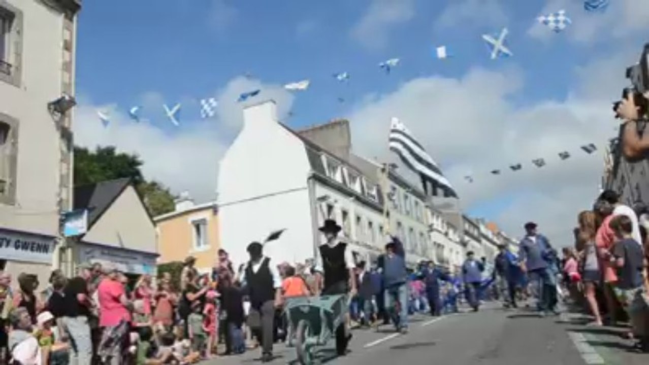 Concarneau. Filets bleus : la reine parade au défilé