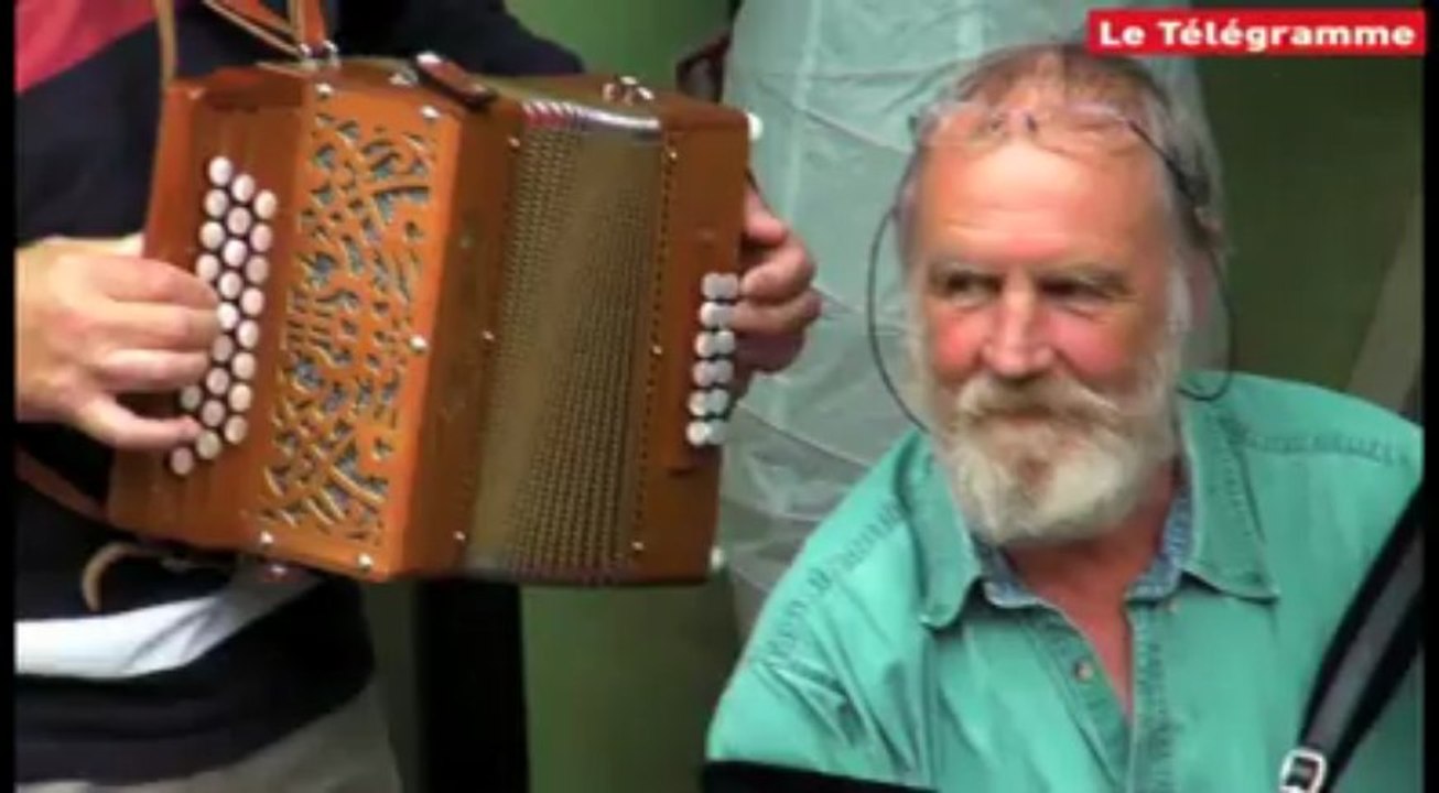 Dinan. Sur un petit air de musique traditionnelle