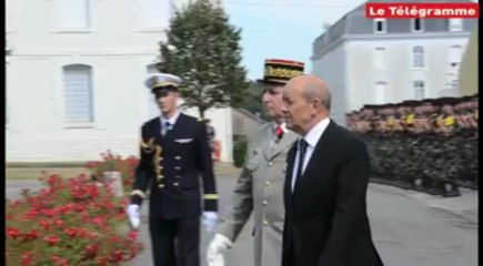 Vannes. Jean-Yves Le Drian rend hommage au 3e RIMa, "un régiment exemplaire"