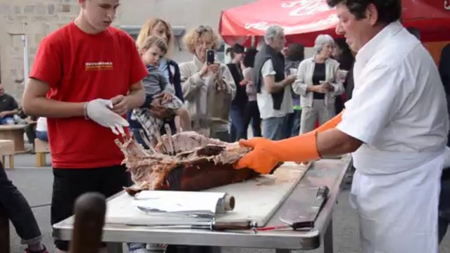 Cochon cuit à la broche à Saint Gervais d'Auvergne (Puy de Dôme)