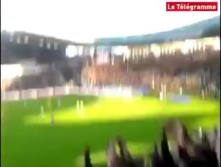 Nantes. Il filme le match et prend le ballon sur la tête