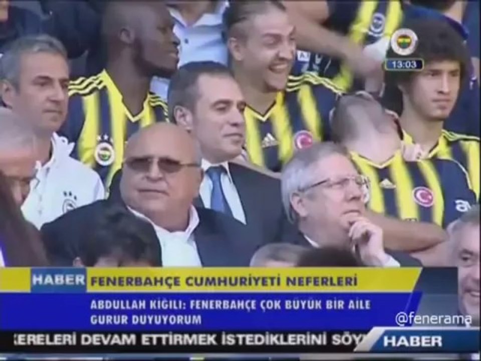 106 Yıllık koca çınarın her bir yaprağı, aile fotoğrafı için objektiflerin karşısına geçti.