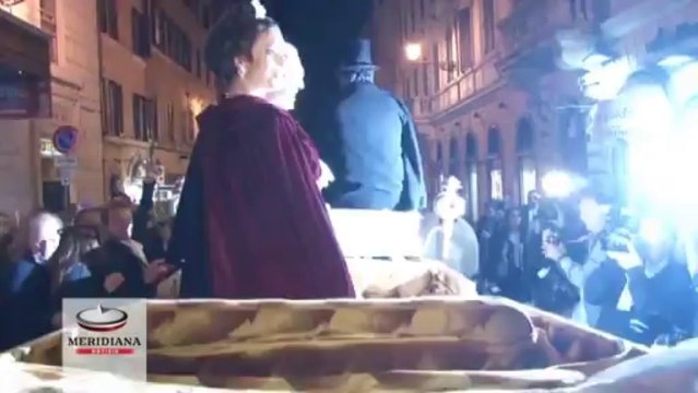 Arrivo in carrozza per Vittoria Belvedere e Luca Ward per la prima di My Fair Lady