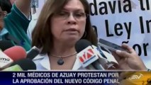 Médicos de Azuay y Manabí cuejgan sus mandiles en rechazo al COIP, Ecuador