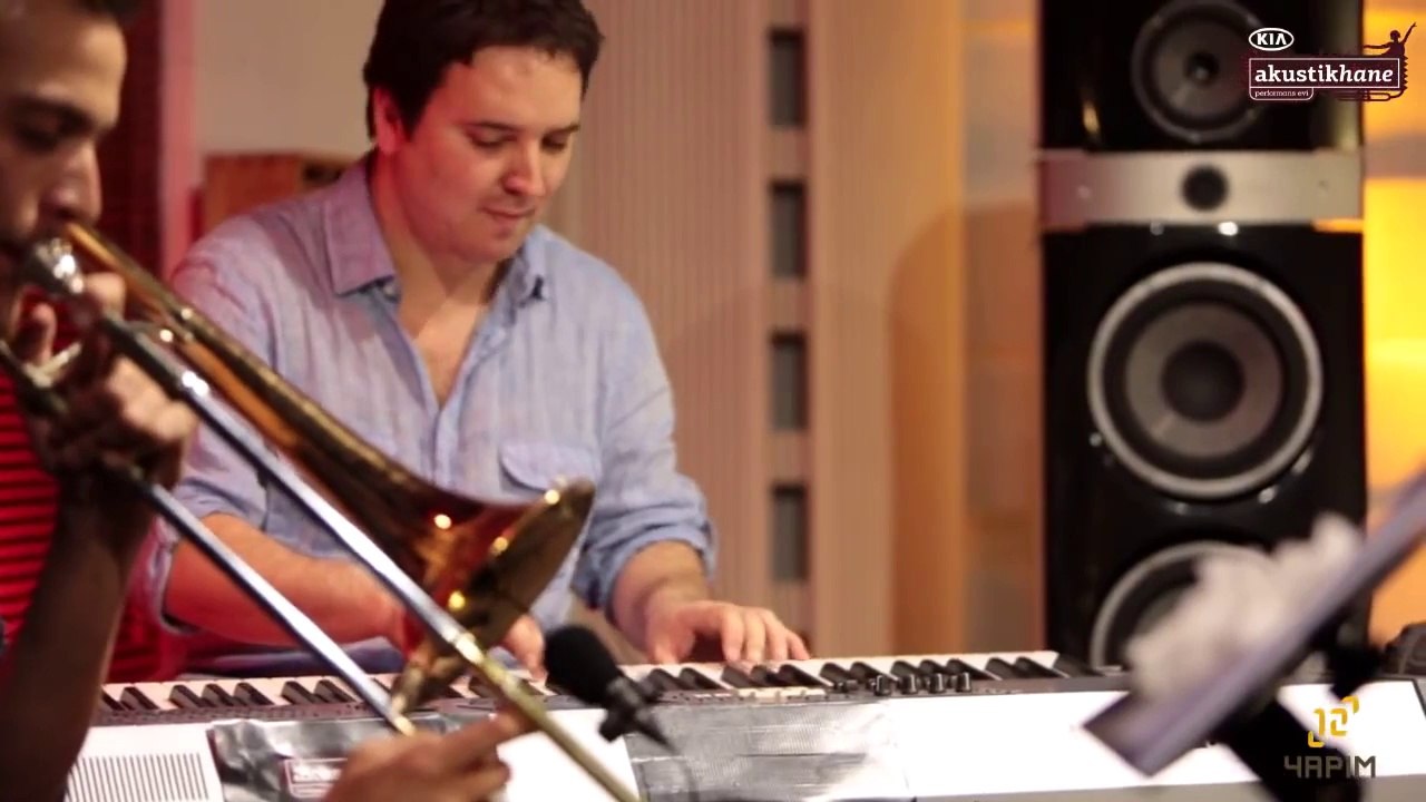 Ragıp Savaş - Bambaşka Biri (Ajda Pekkan Cover) #akustikhane #GarajKonserleri