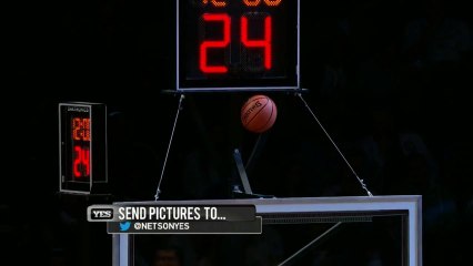 La mascotte de l'équipe de baskett-ball de Brooklyn va coincer le ballon en mettant un DUNK!