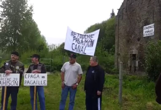 Châteaulin. 50 opposants empêchent le débarrage du canal