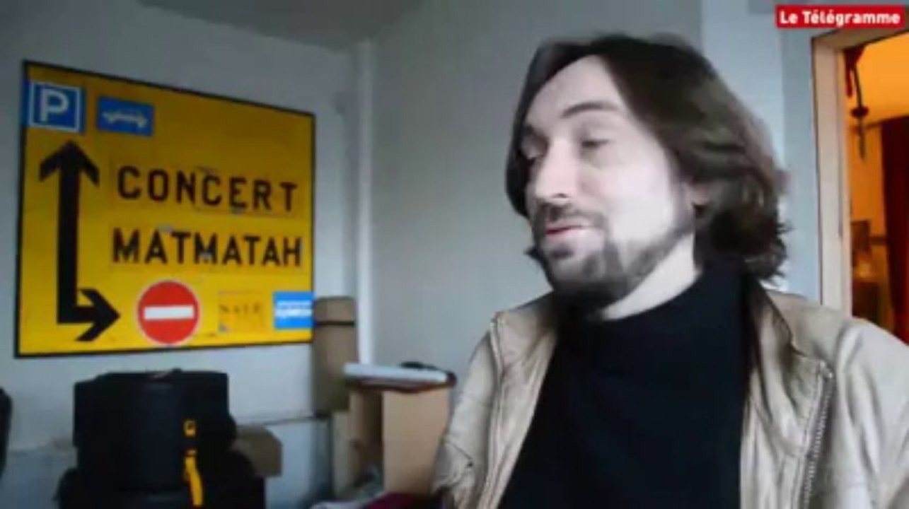 Brest. Matmatah et le panneau routier