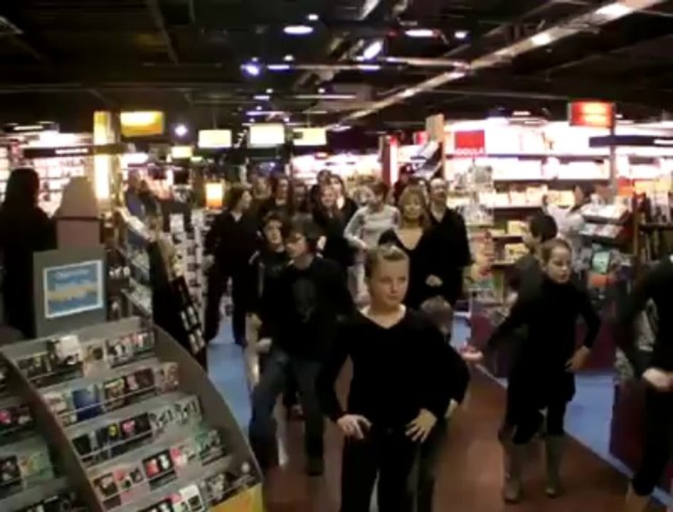 Flashmob à Carhaix pour la sortie du DVD de Bowling
