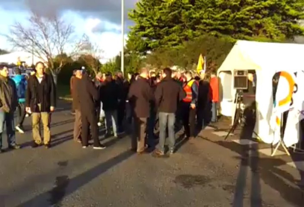 Lannion. Manifestation devant le site d'Alcatel