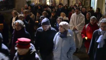 Vannes. Procession aux flambeaux : les chrétiens fêtent Marie