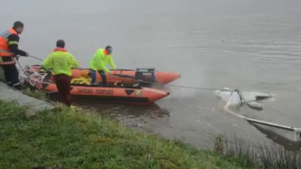 Port-Launay. Un canot dérive sur le canal