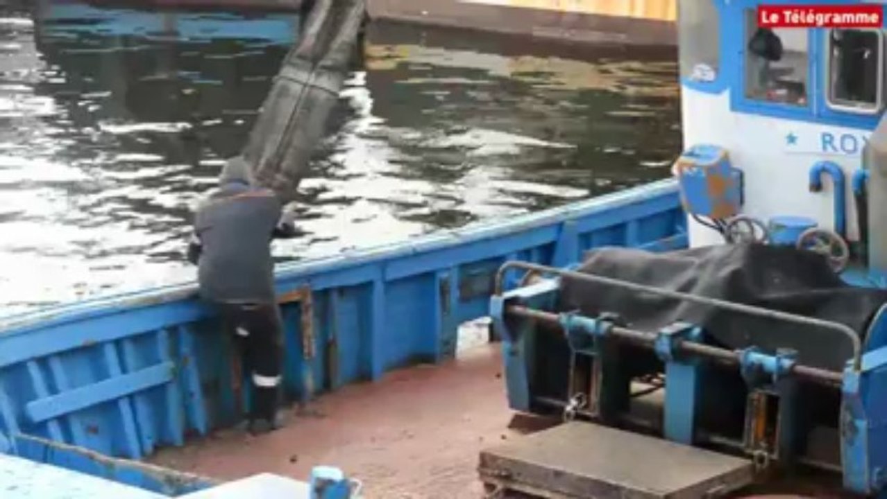 Le Guilvinec (29). Un bateau de pêche mis à l'eau