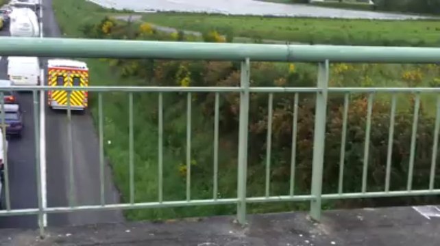 Un camion s'encastre dans un pont sur la RN12