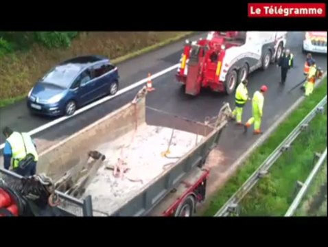 RN12. Un camion heurte un pont, gros bouchon à Saint-Servais (29)
