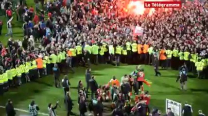 Download Video: Guingamp. Les supporters envahissent la pelouse