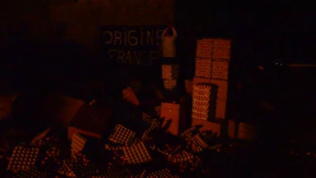 21.000 oeufs cassés devant chez Stéphane Le Foll