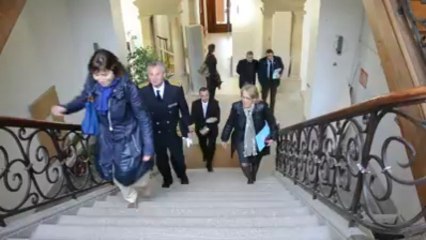 Marylise Lebranchu monte les marches... du tribunal