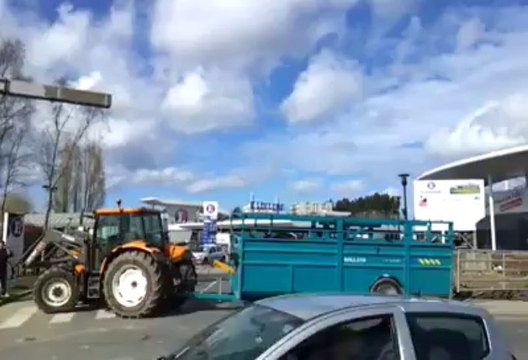 Morlaix : les Jeunes agriculteurs bloquent un des accès du Leclerc