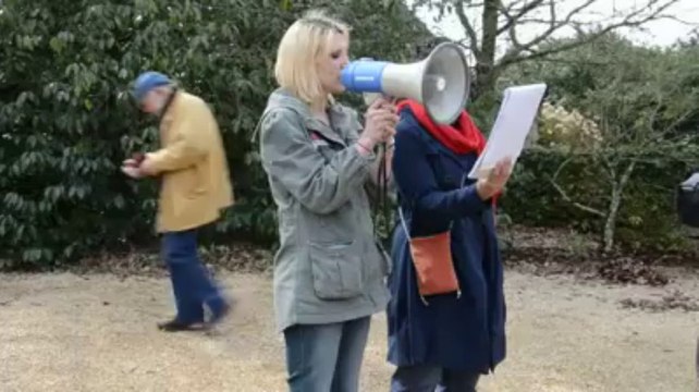 Manif des anti fourrure à Pluneret